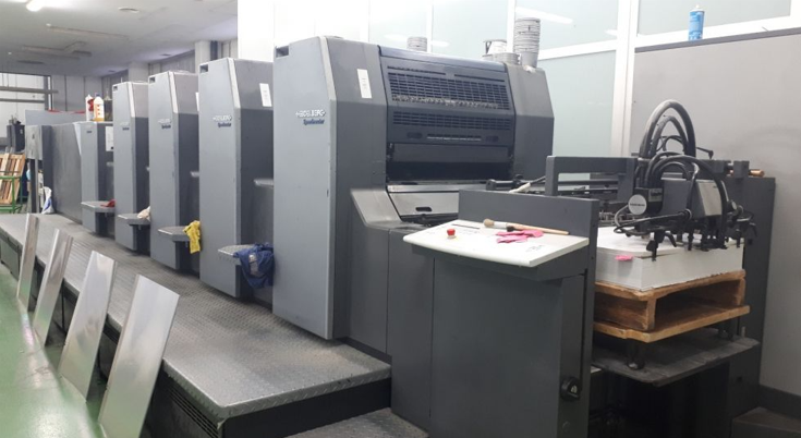 Prensa offset industrial MAN Roland operando